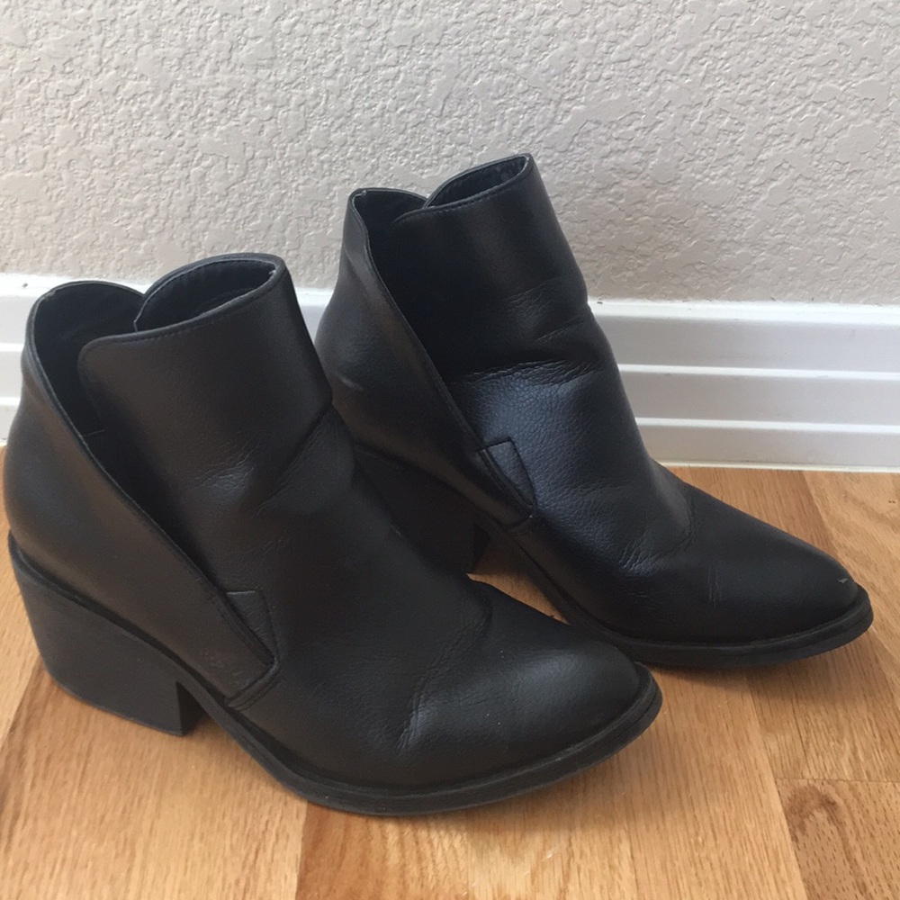 Cute and durable heeled ankle boots!